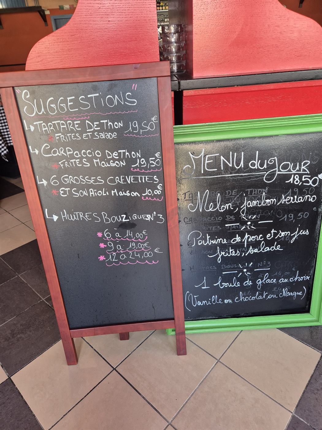 Les ardoises Suggestions et Menu du jour à l’entrée du restaurant