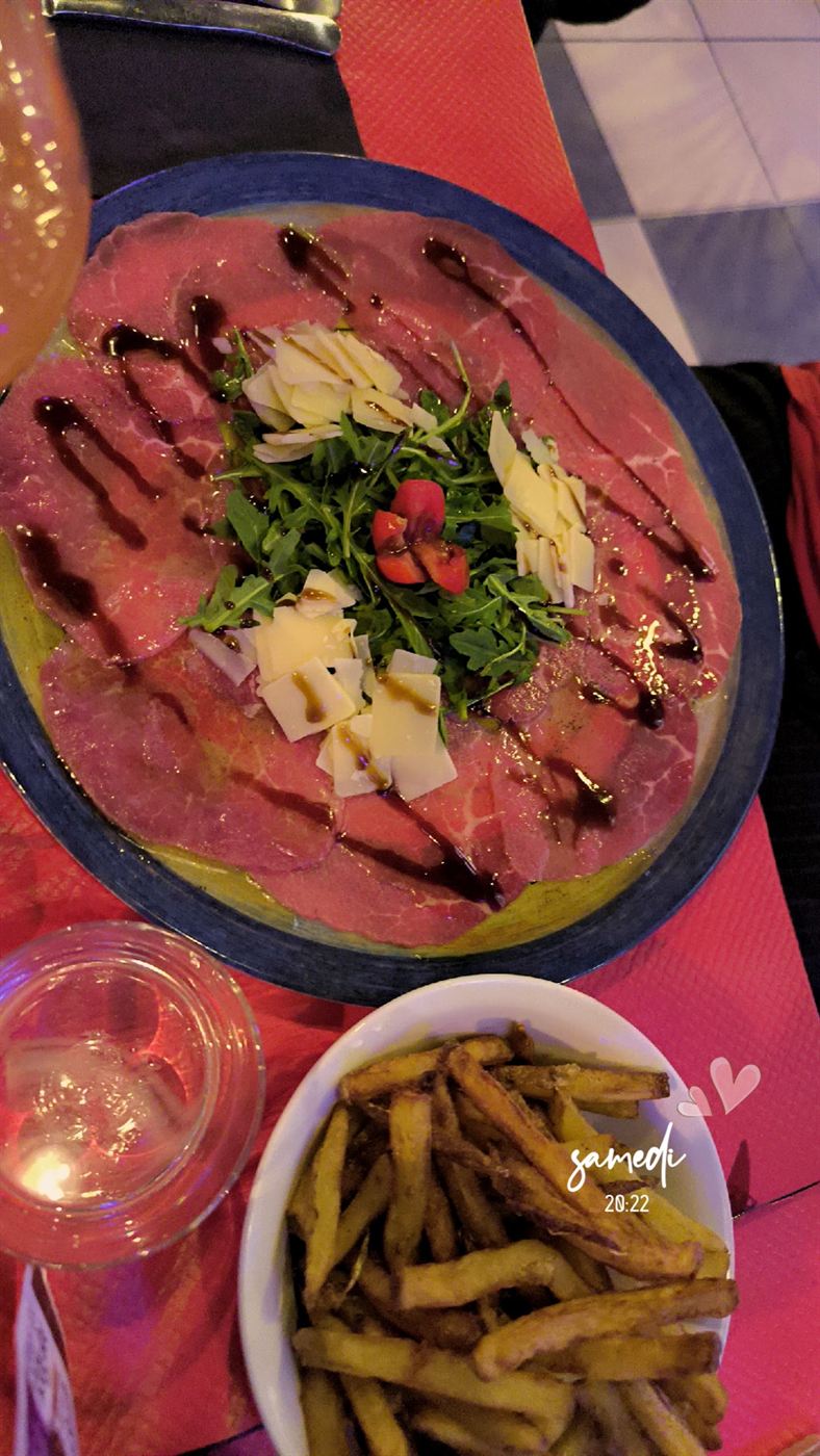 Carpaccio, roquette et copeaux de parmesan, frites
