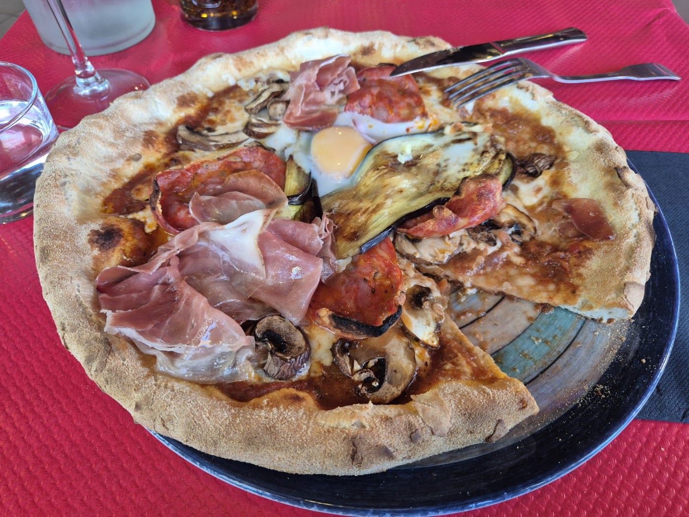 La pizza Royale : jambon de Parme, aubergine, œuf et champignons