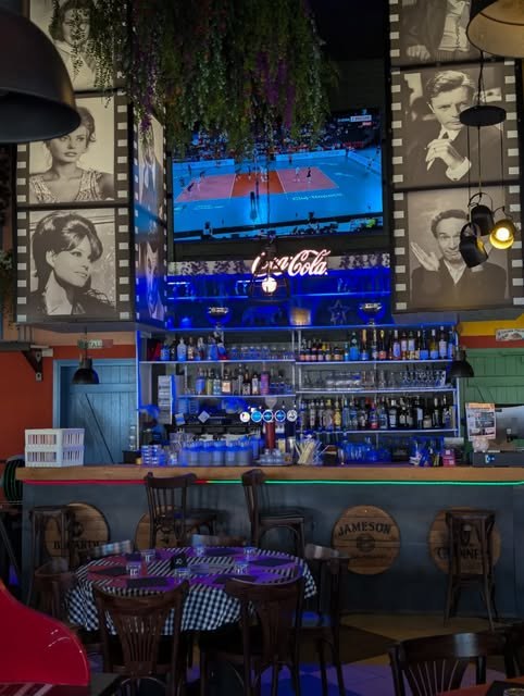 La salle et le bar de la Taverne Romaine, portraits de cinéma au mur
