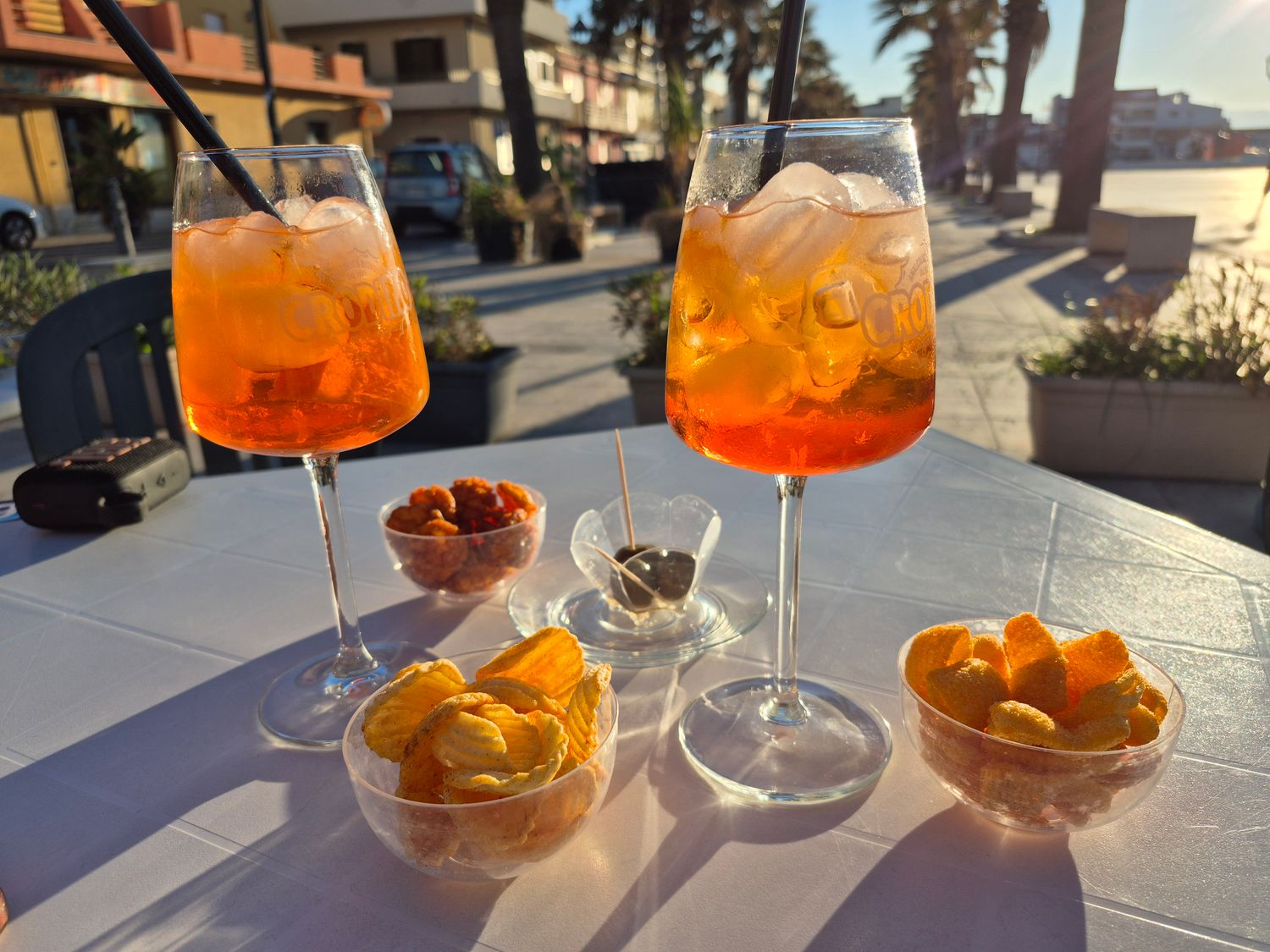 Deux spritz sur une table en terrasse