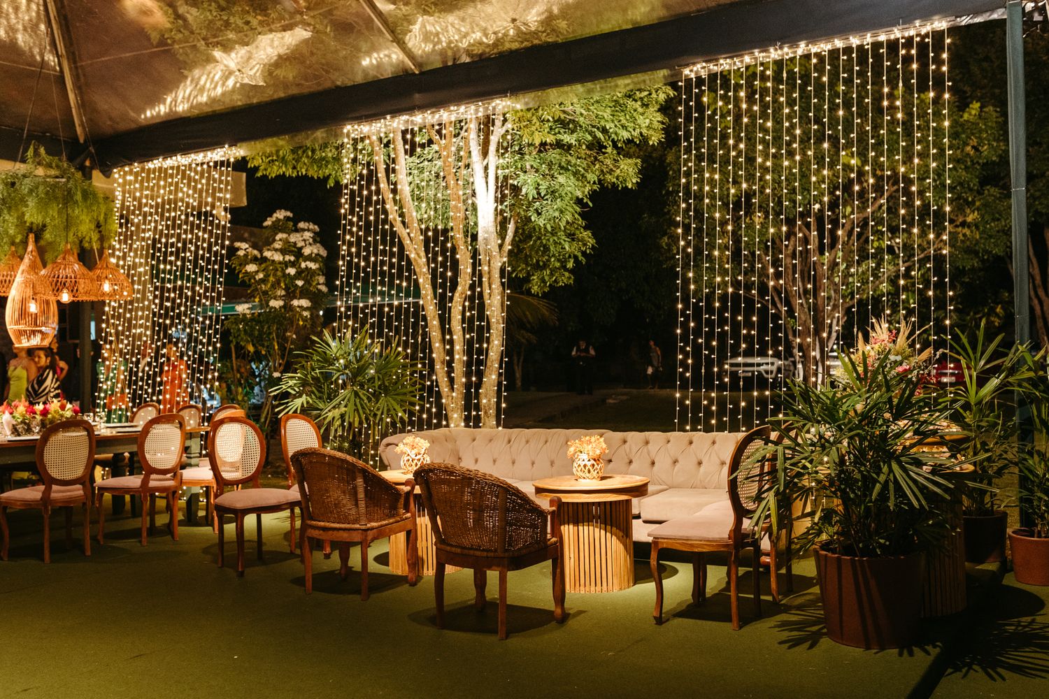 Terrasse de restaurant éclairée de guirlandes